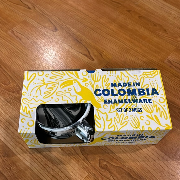 2 Enamelware Mugs Coffee Hand Painted Columbia Camping Cups Green & Whit… - Picture 3 of 8